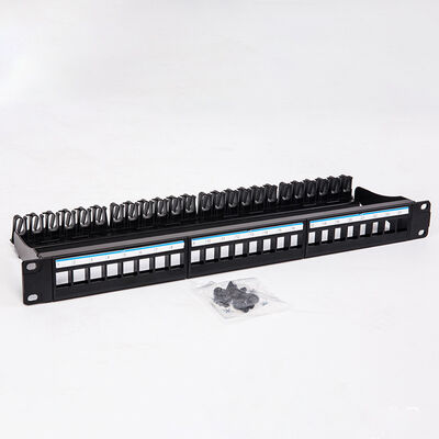 Schwarze Trapezfehlersteckfassungen des freien Raumes RJ45 UTPs 1U des Schalttafel-24 Hafen-CAT6